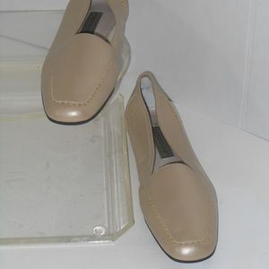 CARYSMA LEATHER LOAFERS SIZE 10 MEDIUM